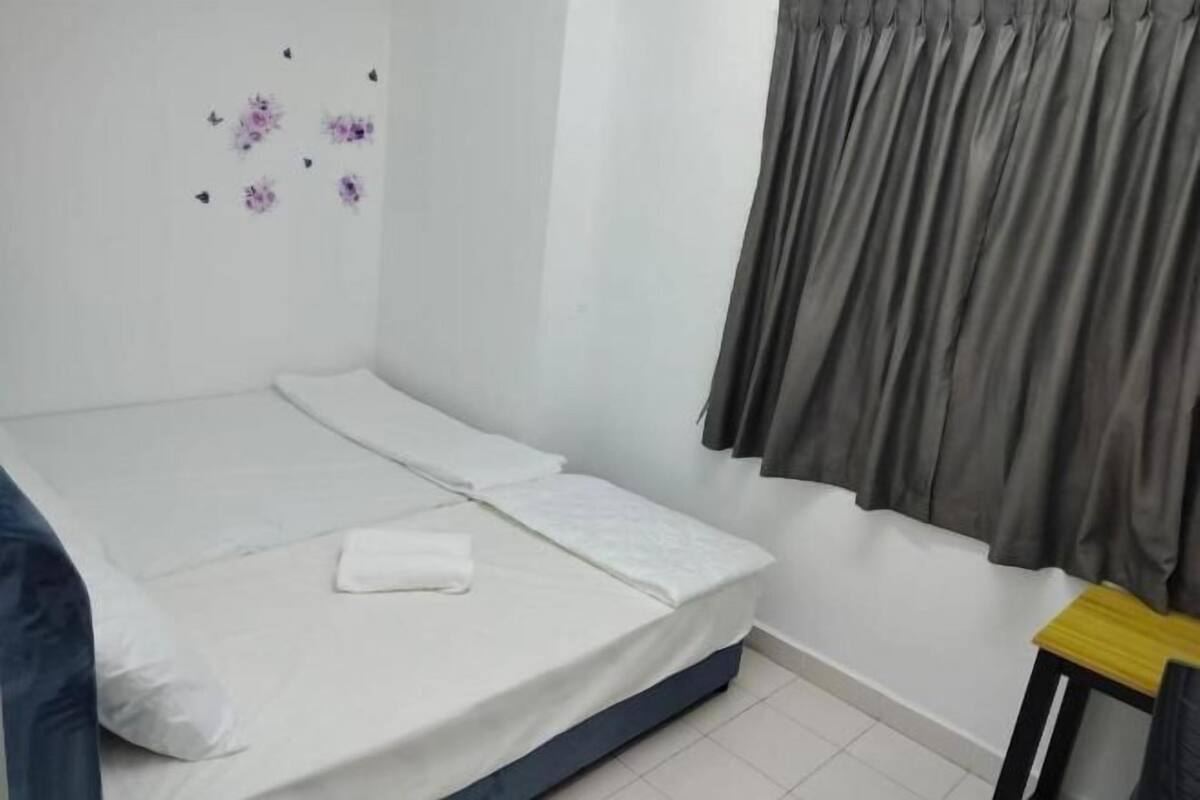 Iron/ironing board, free WiFi, bed sheets