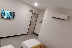 Seterika/papan seterika, Wi-fi percuma, cadar katil 