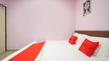 Habitación doble estándar | Tabla de planchar con plancha, wifi gratis y ropa de cama