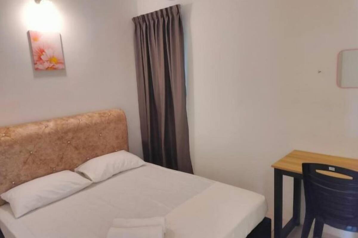 Een strijkplank/strijkijzer, gratis wifi, beddengoed