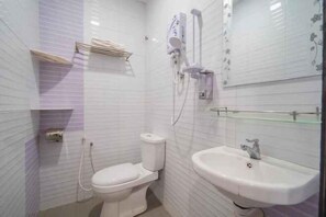 Bathroom | Shower, free toiletries, bidet, towels - CMN Hotel & Homestay (Sungai Petani)