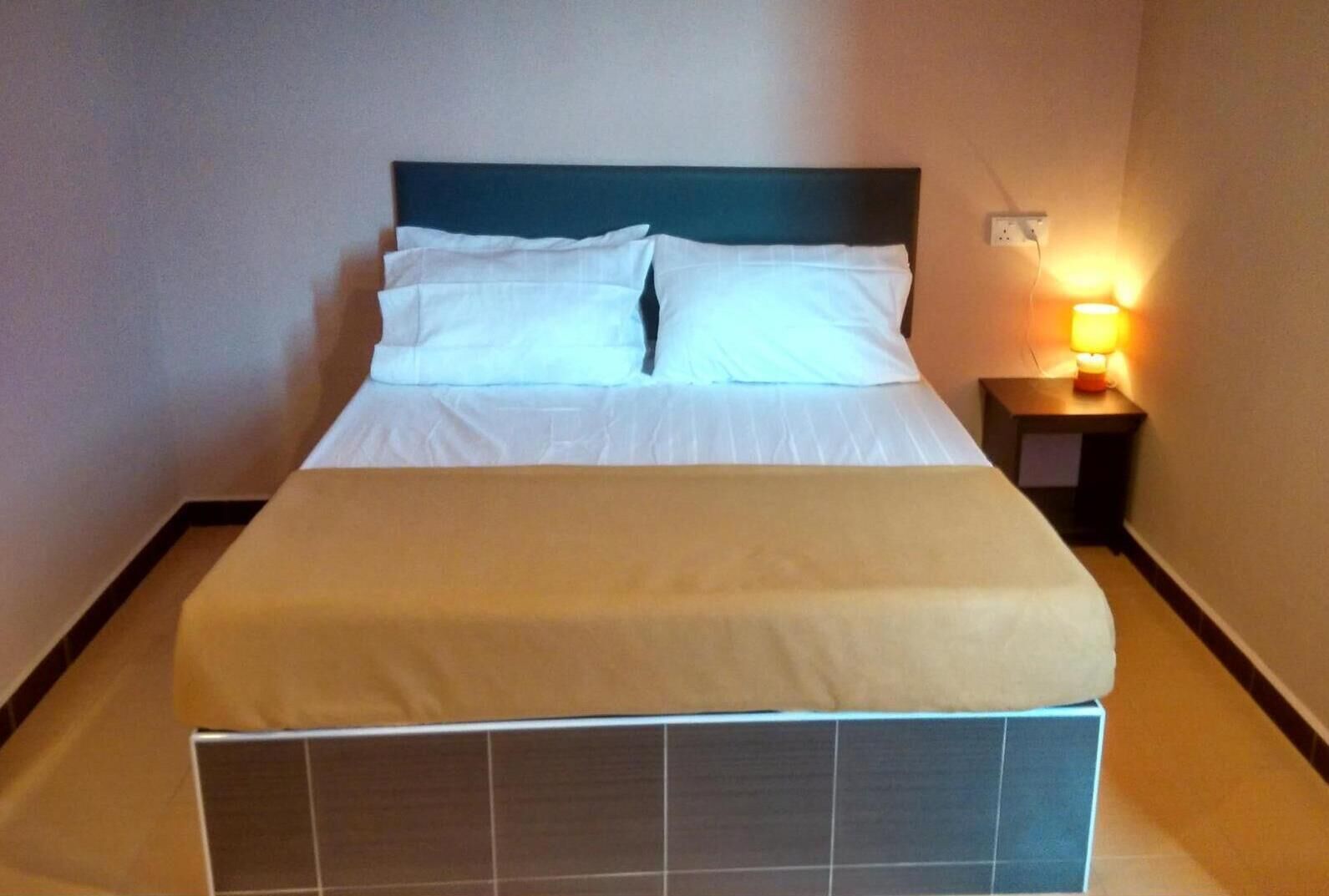 Setrika/meja setrika, Wi-Fi gratis, dan seprai linen