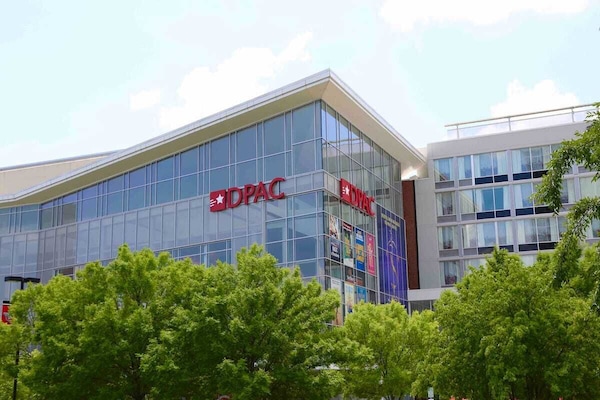 16 minute Walk to the DPAC and the downtown Tobacco Entertainment district.
