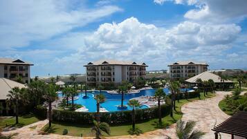 Deluxe Apartment | Pool | Outdoor pool