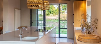 Charming Cottage with vue- 450 M2, private swimming pool, Air-co