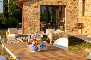 Outdoor dining - Charming Cottage with vue- 450 M2, private swimming pool, Air-co (CASTIGLIONE DEL LAGO PG)