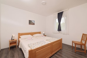 Apartamento clássico | Escrivaninha, espaço de trabalho para notebook, quartos à prova de som