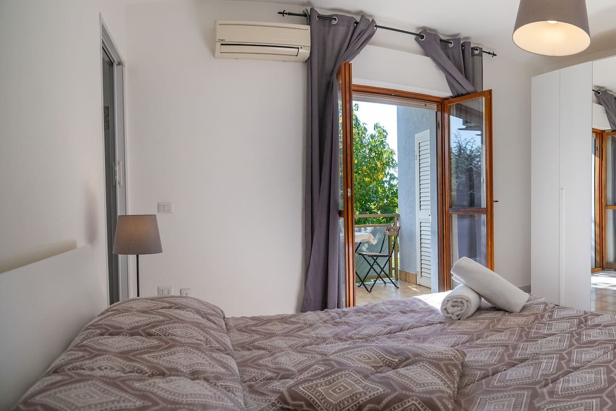 Deluxe kamer | Luxe beddengoed, donzen dekbedden, een bureau, een laptopwerkplek