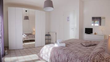 Camera Deluxe | Biancheria da letto di alta qualità, copriletto in piuma, una scrivania