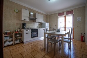 30-inch LCD TV with digital channels, TV - B&B A Casa Di Amici (Caserta)