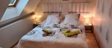 2 habitaciones, escritorio, tabla de planchar con plancha y wifi gratis