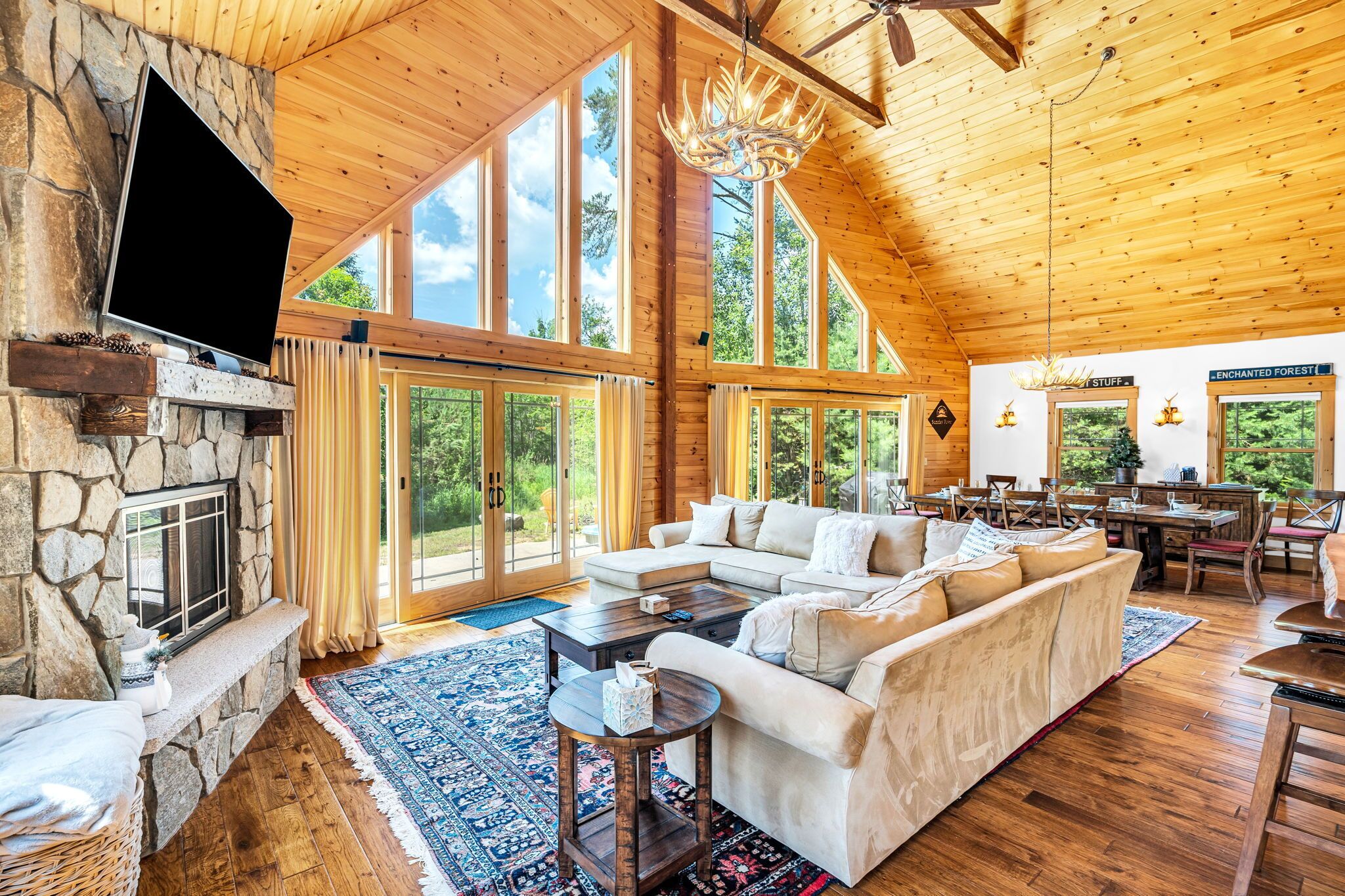 Gorgeous Chalet de Vie.  Mountain Views, Hot Tub, Sleeps 18