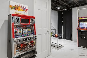 Games room - NEST ON VESTRY- Huge Modern UNBEATABLE Proximity (Cleveland)
