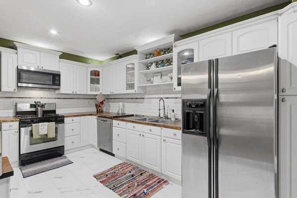 冷蔵庫、電子レンジ、オーブン、コンロ