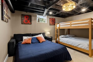 6 bedrooms, iron/ironing board, travel cot, WiFi - NEST ON VESTRY- Huge Modern UNBEATABLE Proximity (Cleveland)
