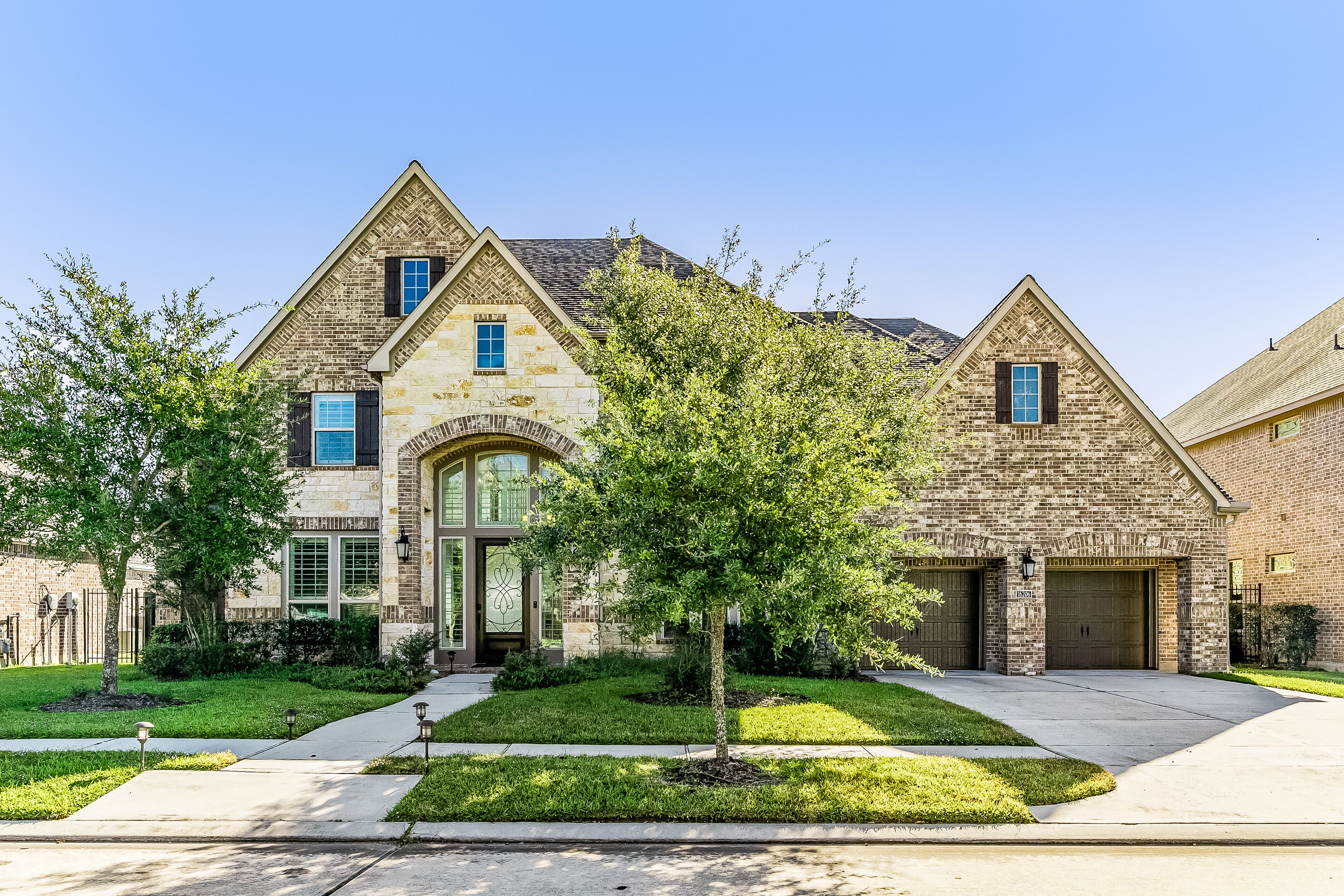 Spacious & Elegant Lakefront Getaway W/ Game Room, Free WiFi & Movie Theater