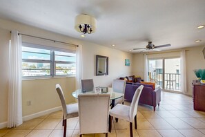 TV - Snowbird-Friendly Condo with WiFi, Central AC- Short Walk to the Beach (Miami Beach)