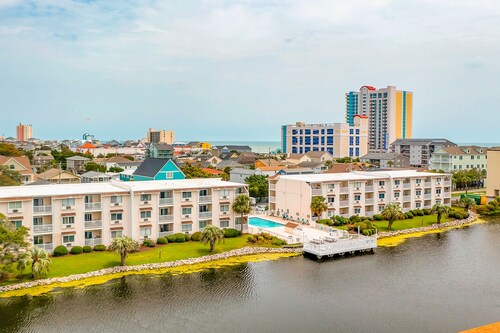 Water view condo w/private balcony, pool, close to beach & golf