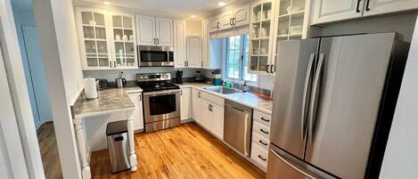 ثلاجة، ميكروويف، فرن، موقد طهي مسطح