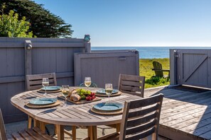 Outdoor dining - Oceanfront, HotTub, Courtyard, Dogs Ok, Golf (The Sea Ranch)