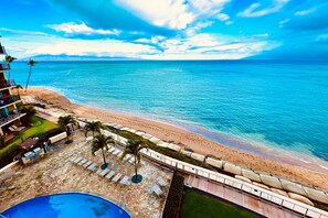 On the beach - Oceanfront Oasis with Stunning Sunset View, Shared Pool, and Free WiFi (Lahaina)