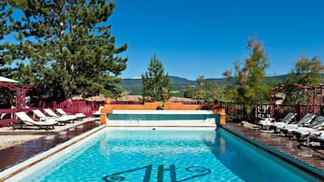 Inomhuspool och utomhuspool