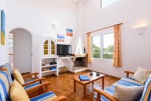 Una televisión, una chimenea, un reproductor de DVD