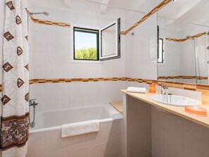 Baignoire, sèche-cheveux, serviettes fournies