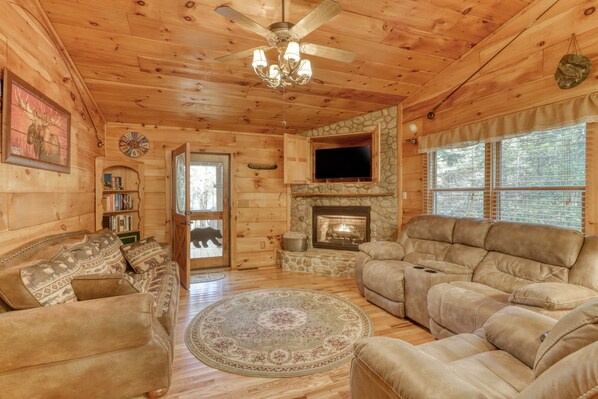 TV, fireplace - Secluded Cabin with Private Hot Tub, WiFi, Gas Fireplace, Central AC, and W/D (Blue Ridge)