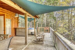 Terrace/patio - Secluded Cabin with Private Hot Tub, WiFi, Gas Fireplace, Central AC, and W/D (Blue Ridge)