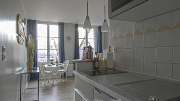 Fridge, microwave, stovetop, coffee/tea maker