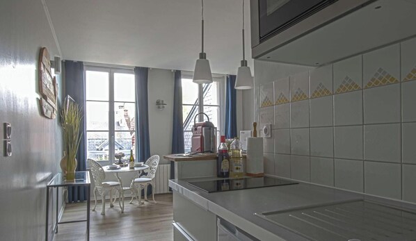 Fridge, microwave, stovetop, coffee/tea maker - Ideally-central cosy & calm studio close to Sainte Catherine - Studio Le Bois Flotté ★★★★ (Honfleur)