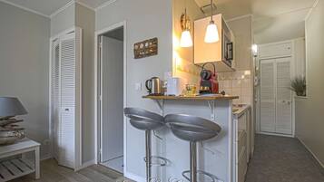 Kühlschrank, Mikrowelle, Herdplatte, Wasserkocher mit Kaffee-/Teezubehör