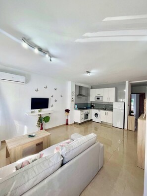 Een televisie en een kantoor