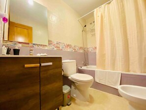 Badewanne, kostenlose Toilettenartikel, Haartrockner, Handtücher