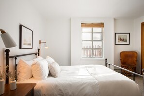 10 Schlafzimmer, Schreibtisch, Bügeleisen/Bügelbrett, Reisekinderbett