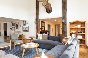 Smart-TV, Kamin, Arbeitsbereiche