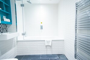 Appartement, 1 queensize bed | Badkamer | Een douche, een haardroger, handdoeken