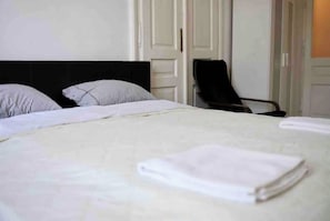 5 bedrooms, iron/ironing board, free WiFi, bed sheets