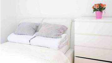 5 bedrooms, iron/ironing board, free WiFi, bed sheets