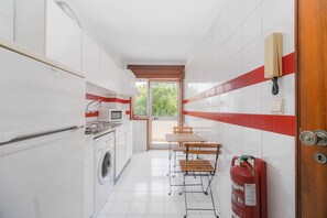 Fridge, microwave, oven, stovetop - Nomad's Porto Easy Stay 1 (Oporto)