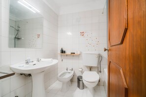 Duschwanne, Haartrockner, Handtücher, Seife