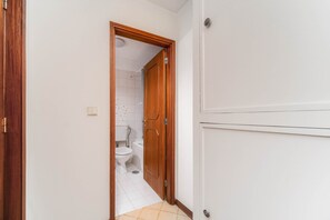 Combined shower/bathtub, hair dryer, towels, soap - Nomad's Porto Easy Stay 1 (Oporto)