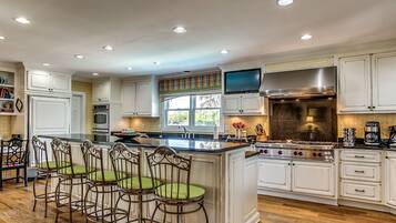 House, Multiple Beds | Private kitchen | Oven, cookware/dishes/utensils