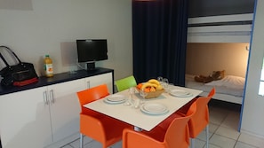 Apartamento família | Área de estar | TV de tela plana 23 polegadas com canais via satélite, TV