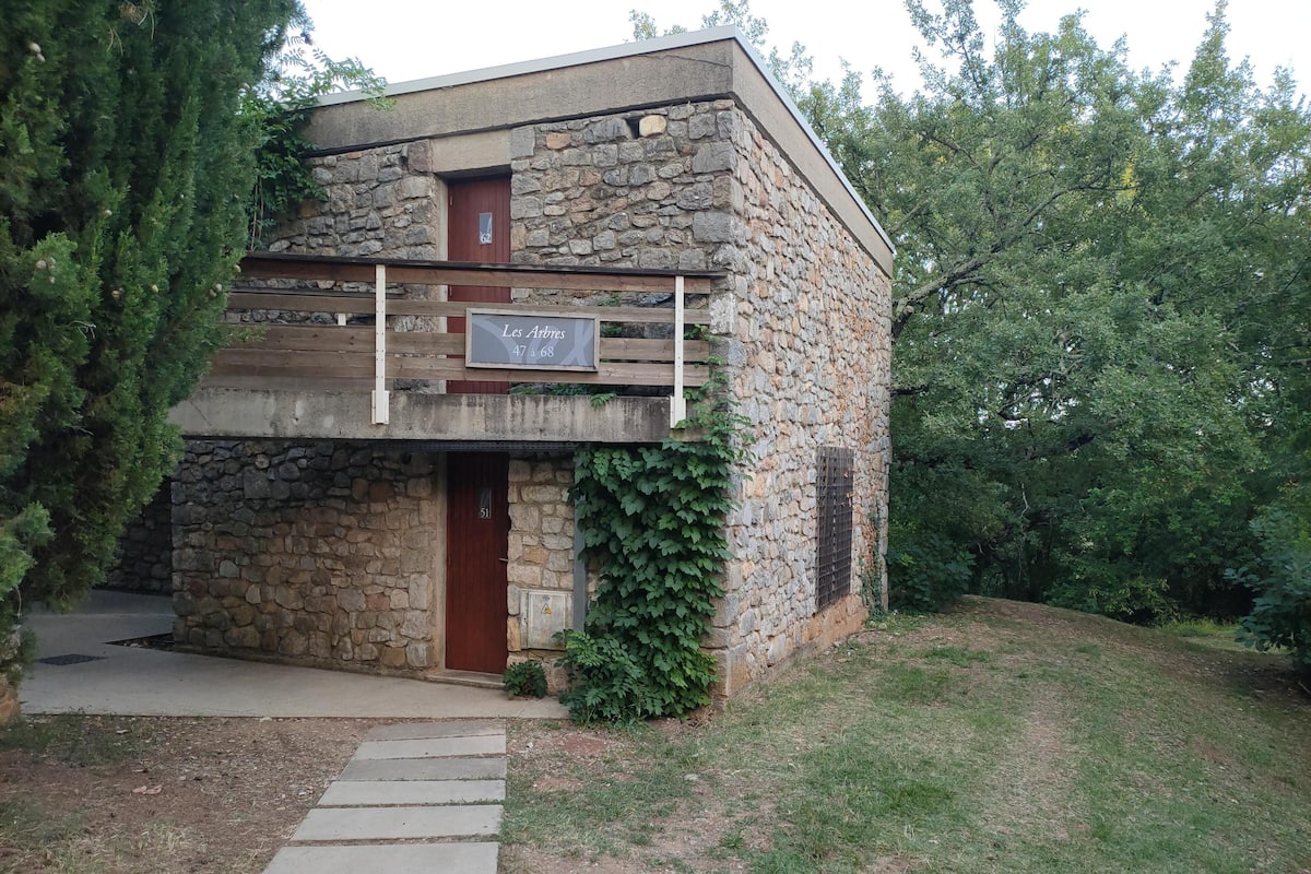 2 bedrooms, in-room safe, individually furnished, desk