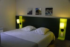 In-room safe, individually furnished, desk, bed sheets - Résidence Vacances Bleues Lou Castel (Berrias-et-Casteljau)