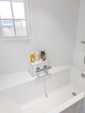Badewanne, Haartrockner, Handtücher, Seife