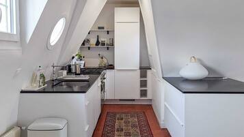 Frigorifero, forno, piano cottura, lavastoviglie