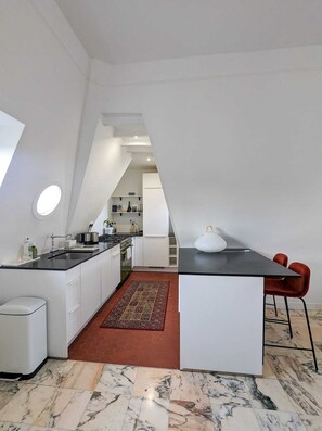 Fridge, oven, stovetop, dishwasher - Bright apartment with terrace 7min from Paris (Asnières-sur-Seine)